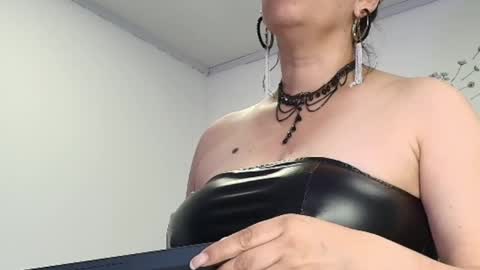 shantey online show from April 8, 3:58 pm