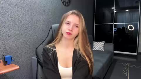 simikiss online show from May 14, 11:05 am