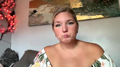 Snapshot of singlesexymom chatting on September 24, 9:47 pm singlesexymom online show from September 24, 9:47 pm