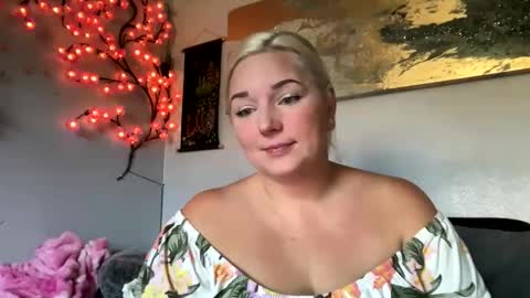 Snapshot of singlesexymom chatting on October 21, 7:51 pm singlesexymom online show from October 21, 7:51 pm