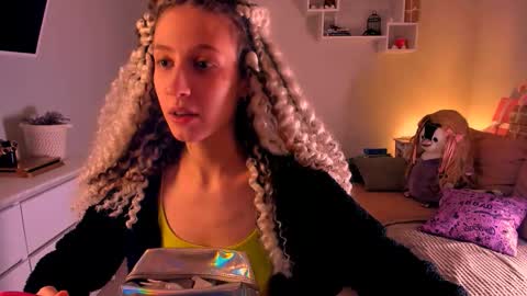 Snapshot of skyewavy chatting on October 21, 2:37 am online show from October 21, 2:37 am