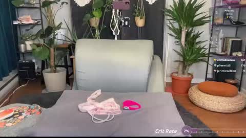 Snapshot of skylar_bird chatting on October 11, 1:21 am skylar bird online show from October 11, 1:21 am