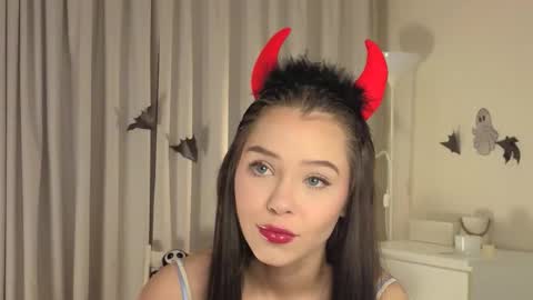 Lily online show from November 3, 1:48 pm