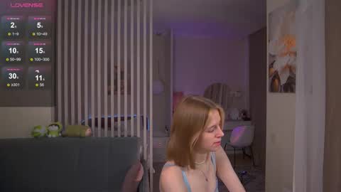 Snapshot of sofiapure18 chatting on October 6, 8:24 pm Sofia Help me overcome shynes with 100 thumbs up online show from October 6, 8:24 pm