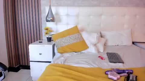 sofiathoompson online show from June 19, 9:51 pm
