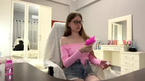 softlygirl online show from May 18, 7:31 pm