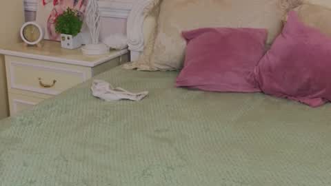 Sonia Meow online show from September 9, 6:13 am