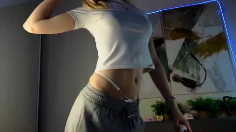 Sonya vibe online show from March 4, 3:18 pm