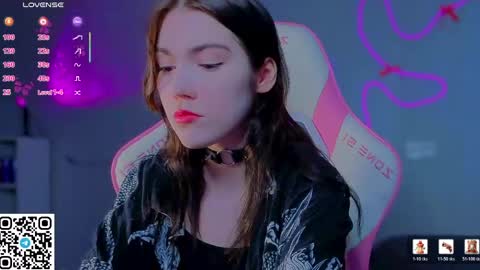 sophie_nomenal_ online show from April 4, 1:21 pm