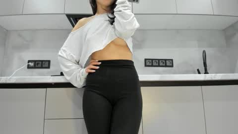 Mia online show from November 6, 11:21 pm