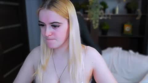 stef_nicks online show from April 20, 9:12 am