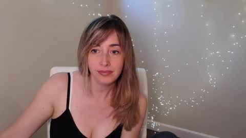 Mia online show from August 4, 5:19 pm