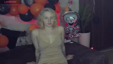 Snapshot of summerjem chatting on October 31, 9:57 am summerjem online show from October 31, 9:57 am