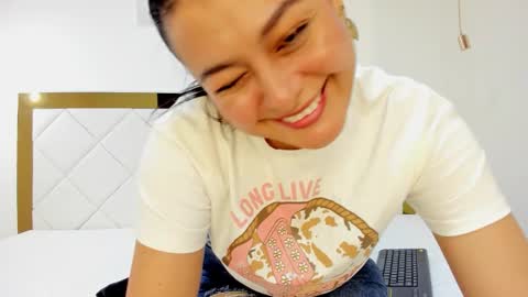Snapshot of susan_sexymilf chatting on October 6, 12:00 pm Susan online show from October 6, 12:00 pm
