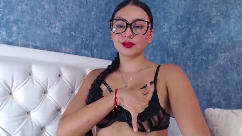 Snapshot of sweeet_amy chatting on December 17, 8:10 pm Amy IG sweeet amy0 online show from December 17, 8:10 pm