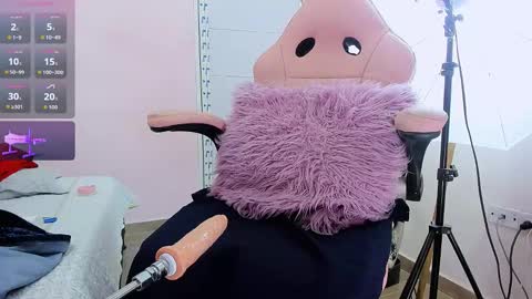 H A N N A online show from December 1, 12:04 am