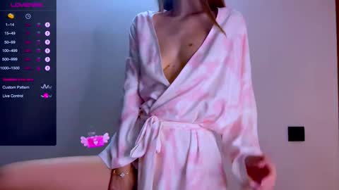 Snapshot of sweet_mia_91 chatting on October 22, 12:21 pm Mia online show from October 22, 12:21 pm