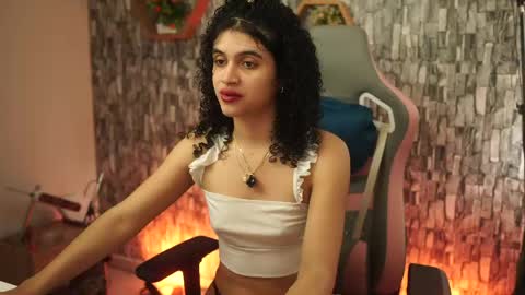 Salom independent model online show from June 2, 7:48 pm