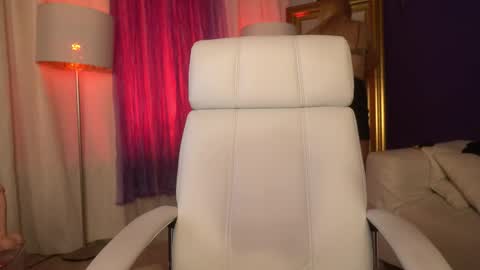 Snapshot of tais_athena chatting on October 5, 11:10 pm Margo online show from October 5, 11:10 pm