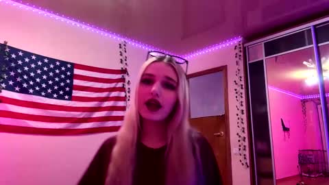 Mia online show from March 7, 5:31 pm