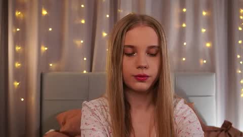 Taya online show from May 19, 5:09 pm