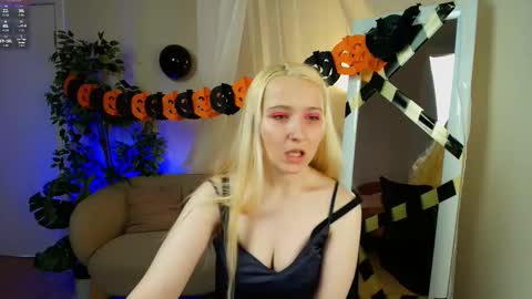 Snapshot of tear_you_apart chatting on October 24, 10:17 pm Annie    next stream 11 14 and  15 november online show from October 24, 10:17 pm