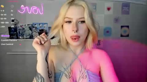 Snapshot of tender__kitty chatting on January 2, 12:35 pm Sue online show from January 2, 12:35 pm