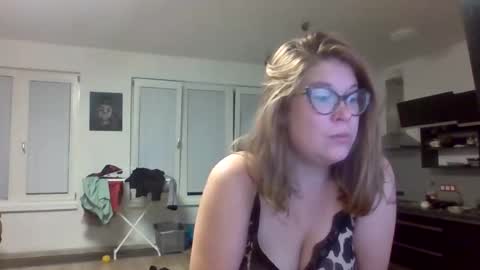 thesunnevergoesdown7 online show from September 20, 8:29 pm