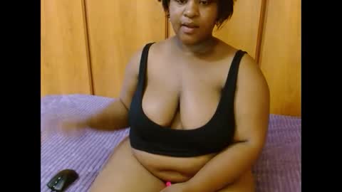 Snapshot of thickjuicyxxx chatting on October 4, 8:09 am thickjuicyxxx online show from October 4, 8:09 am