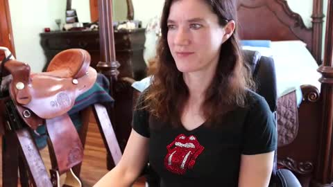 Snapshot of thornbury_rose chatting on March 1, 7:04 pm ThornburyRose online show from March 1, 7:04 pm