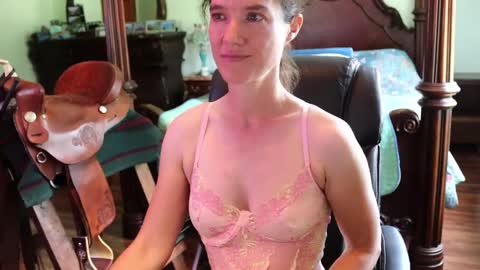 Snapshot of thornbury_rose chatting on September 23, 5:44 pm ThornburyRose online show from September 23, 5:44 pm