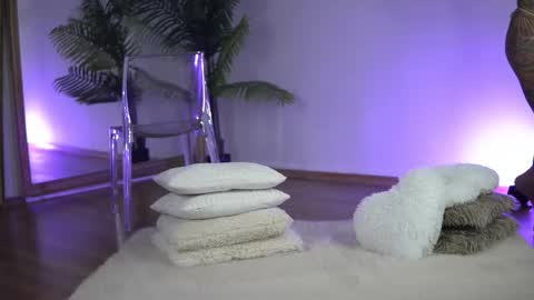 Ilaria online show from October 7, 6:40 am