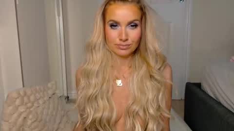 tinkerbell822 online show from March 26, 9:55 am