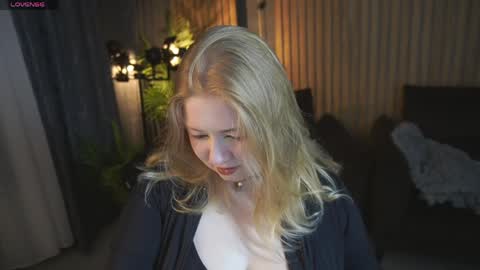 TinkerrBelll online show from April 6, 7:04 pm