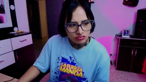 Snapshot of tinnadawson chatting on January 18, 2:36 am I AM BELLA ----------- follow my IG TINNS 69 online show from January 18, 2:36 am