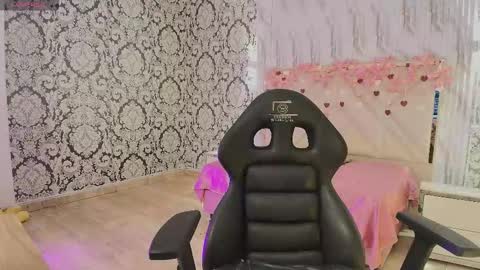 tiny_tay online show from March 20, 12:32 pm