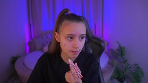 tinynataliee online show from November 24, 7:10 am