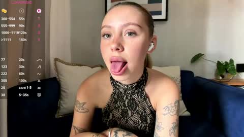 Mia online show from April 11, 6:52 am