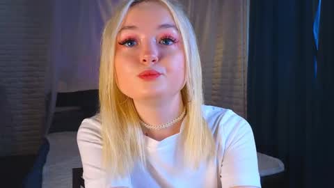 twinklefluff online show from March 7, 4:24 am