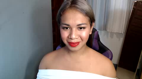 Snapshot of ur_cutiesthotasianxx chatting on February 2, 4:54 pm Vee online show from February 2, 4:54 pm