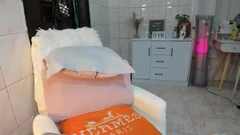 urhotmistress02 online show from January 15, 1:55 am