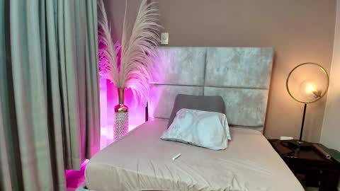 VaiaLowell online show from February 3, 6:34 pm