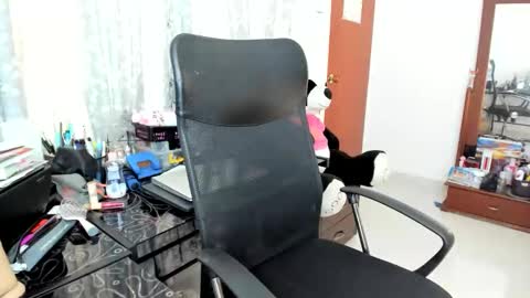 ValenLo online show from April 4, 8:18 pm