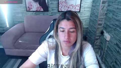 Snapshot of valerie_b chatting on February 7, 3:02 am valerie_b online show from February 7, 3:02 am