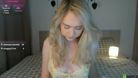 Snapshot of vanessa_maes chatting on October 13, 10:34 pm Vanessa Maes online show from October 13, 10:34 pm