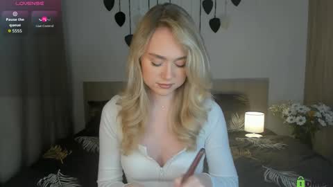 Snapshot of vanessa_maes chatting on October 20, 8:12 pm Vanessa Maes online show from October 20, 8:12 pm