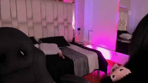 vanessaduval online show from November 13, 4:33 am