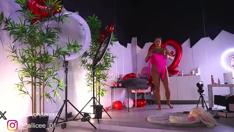 Vanessa Simon online show from February 16, 7:04 am