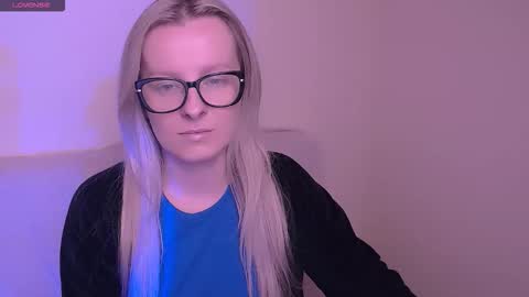 Mia online show from November 20, 9:32 am