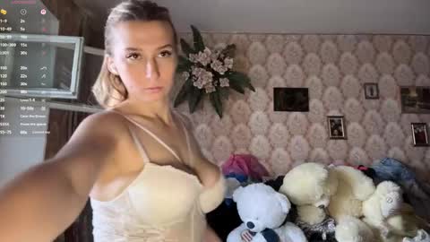 Mia online show from May 31, 6:41 am